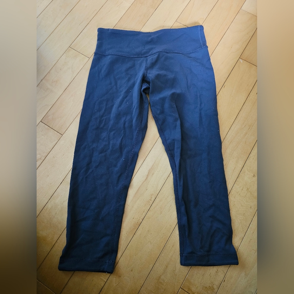 Lululemon black reversible to grey crops
